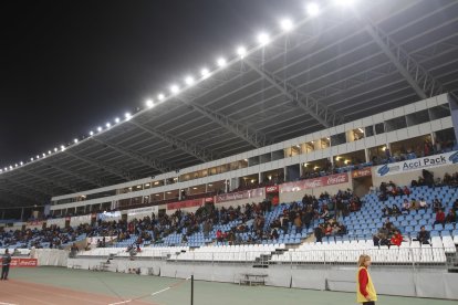 La tribuna con muy poco público y con las supletorias que se colocaron en 2007.