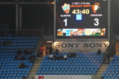 En un partido de Copa del Rey con el fondo sur prácticamente vacío.