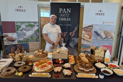 Degustación de productos en la presentación del cartel del I Concurso de Roscones de Reyes de Almería.