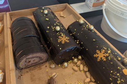 Degustación de productos en la presentación del cartel del I Concurso de Roscones de Reyes de Almería.