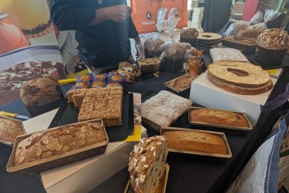 Degustación de productos en la presentación del cartel del I Concurso de Roscones de Reyes de Almería.