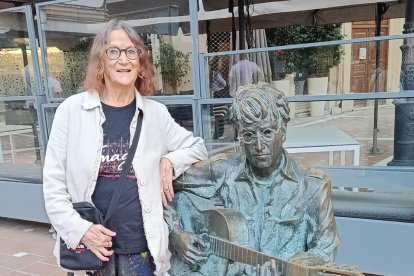 Julia Baird junto a la estatua de su hermano John Lennon en la Plaza Flores de Almería capital, en su visita por las II Jornadas del músico.