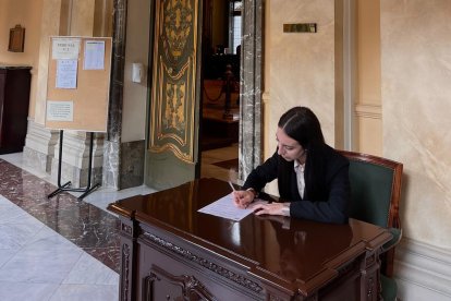 María del Mar Caparrós firma tras su examen de oosición en el Tribunal Supremo..