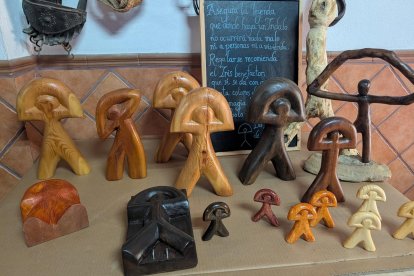 Algunos de los indalos de Paco.