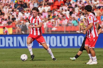 Un jugador con liderazgo en el centro del campo del Almería... y solo tiene 21 años.