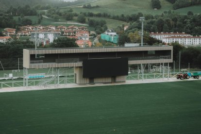 Pequeña estructura elevada donde se sitúan las cámaras de televisión en Zubieta.