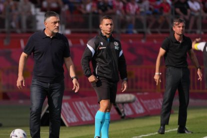 Rubén Albés en su visita a Almería, detrás de García Pimienta. El Leganés perdió 3-0.