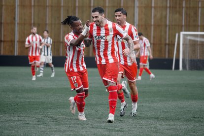 Cipenga se va a por De la Fuente para celebrar el 0-2 del Almería.
