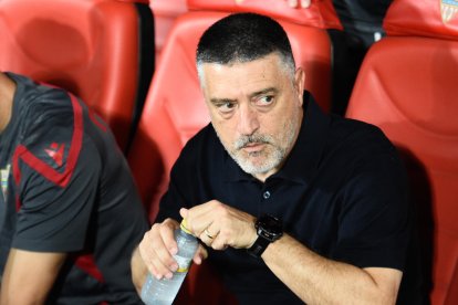 Xavi García Pimienta, en el banquillo del Estadio de los Juegos Mediterráneos.