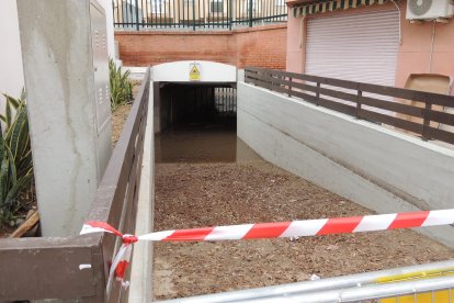 Ya están retirando el agua acumulada en el paso subterráneo en Huércal.