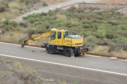 Máquina sobre la base de lo que en un futuro será la red de Alta Velocidad Murcia-Almería.