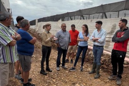 Julia Ibáñez y Aránzazu Martín en su visita a agricultores en El Ejido.