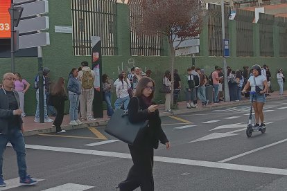 Varias decenas de usuarios esperando al autobús a primera hora de la mañana en La Salle.