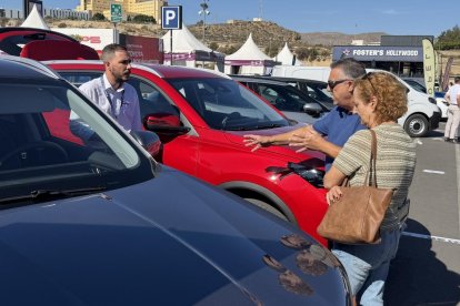 Dos clientes pidiendo información de un modelo Ebro en CCT Motor 26.