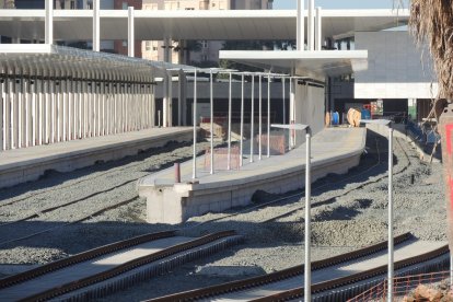 Las vías convencionales con el balasto ya colocado, pero falta que pasen la bateadora y la perfiladora.