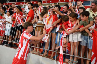 Popovic firmando a los aficionados del Almería cuando fue presentado en el mes de agosto.