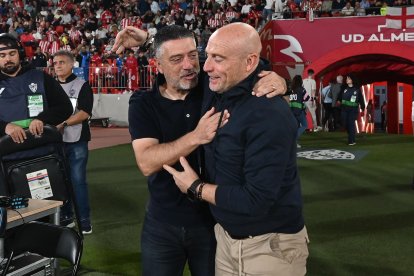 Pimienta y Calero se saludan antes de medir fuerzas con Almería y Oviedo.