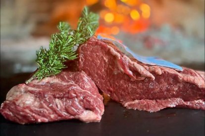 La carne a la brasa, la gran protagonista del Asador Sierra Enmedio.