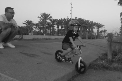 Los inicios de Hugo David con una pequeña bicicleta.