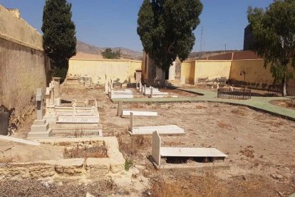 Estado actual  del Cementerio Inglés, que estuvo en uso hasta la  década de los 90 y fue abandonado porque no había quien lo cuidara.