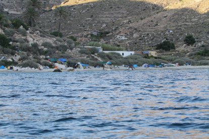 Vista de la Cala de San Pedro desde el mar, en la que se aprecian los habitáculos construidos.
