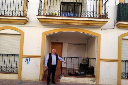 Pedro Sáez, portavoz de Cs de Vera, junto a una casa que él señala como okupada.