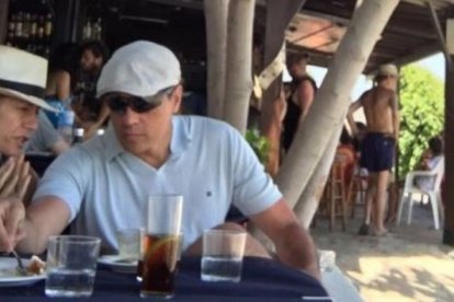 Pedro Sánchez y su mujer en un chiringuito de Mojácar años atrás.