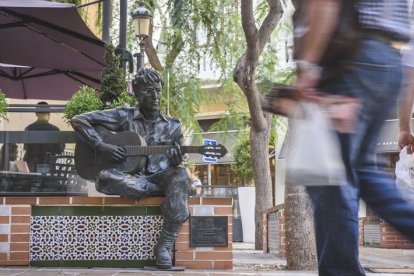 La escultura de John Lennon en la viva Plaza Flores.