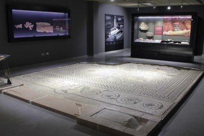 Sala de la Colección Arqueológica de El Ejido en la que se encuentra el mosaico romano recuperado del yacimiento de Ciavieja.