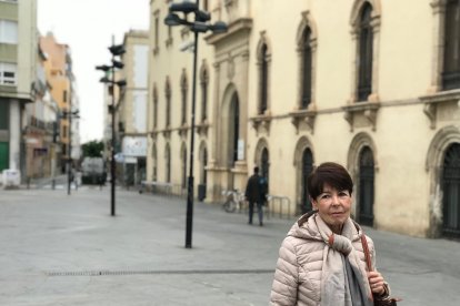 Carmen Pinteño fotografiada ante la Escuela de Artes.