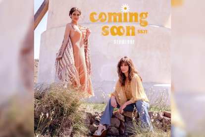 Sara Carbonero e Isabel Jiménez en la portada del catálogo, frente al Molino del Collado de Los Genoveses.