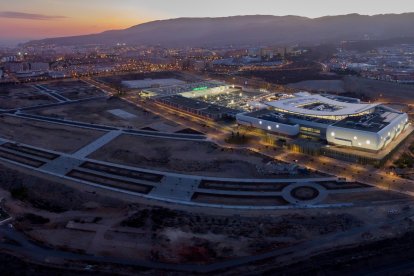 Obras de urbanización en el entorno del centro comercial Torrecárdenas.
