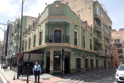 La fachada de ese galeón colonial que es la Habana Playa, un lugar de culto durante años en El Zapillo.