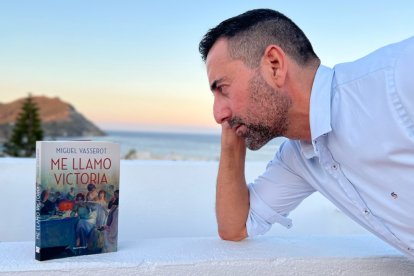 El abogado y escritor Miguel Vasserot con su nueva novela en San José.