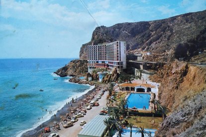 Playa de El Palmer con los coches en la arena y al fondo el primitivo Hotel La Parra.