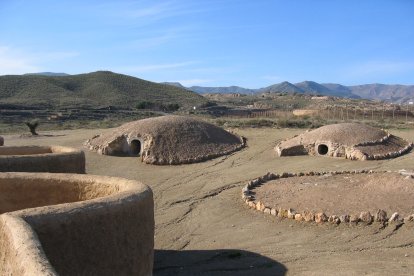 Santa Fe de Mondújar, tumbas o tholos de Los Millares, extenso conjunto de restos arqueológicos.
