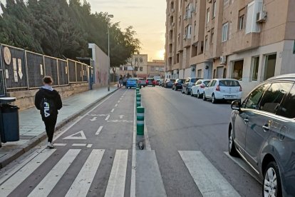 Pivotes colocados junto al CEIP Mar Mediterráneo para evitar el estacionamiento.