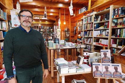 Vicente Gómez, dueño de El Faro de Recóndito, en el interior de su librería.