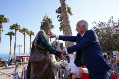 Tradicional lavado de cara a la imagen de Santa Ana en Roquetas de Mar.