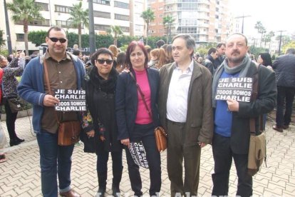 Unas 400 personas se concentran en Los Lápices de la Rambla en apoyo a las víctimas de Charlie Hebdo.