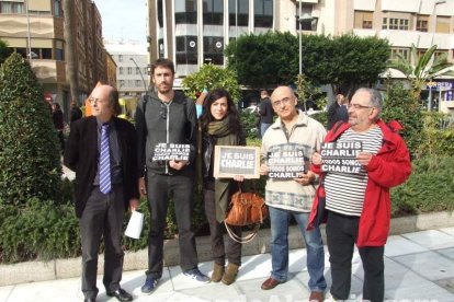 Unas 400 personas se concentran en Los Lápices de la Rambla en apoyo a las víctimas de Charlie Hebdo.