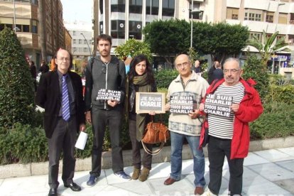 Unas 400 personas se concentran en Los Lápices de la Rambla en apoyo a las víctimas de Charlie Hebdo.