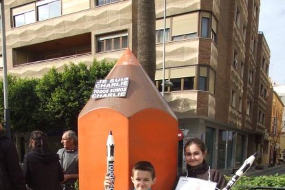 Unas 400 personas se concentran en Los Lápices de la Rambla en apoyo a las víctimas de Charlie Hebdo.