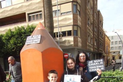 Unas 400 personas se concentran en Los Lápices de la Rambla en apoyo a las víctimas de Charlie Hebdo.