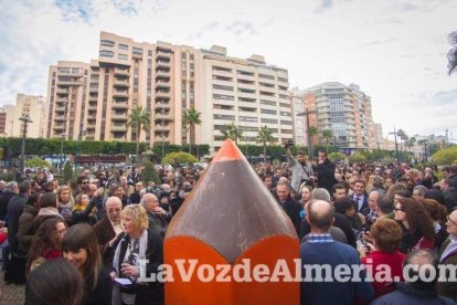 Unas 400 personas se concentran en Los Lápices de la Rambla en apoyo a las víctimas de Charlie Hebdo.
