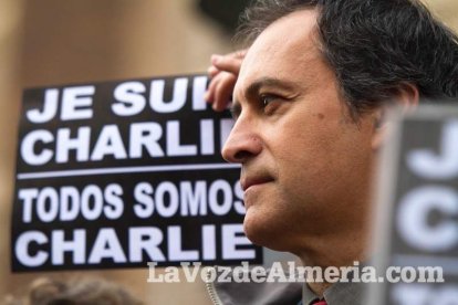 Unas 400 personas se concentran en Los Lápices de la Rambla en apoyo a las víctimas de Charlie Hebdo.