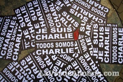 Unas 400 personas se concentran en Los Lápices de la Rambla en apoyo a las víctimas de Charlie Hebdo.