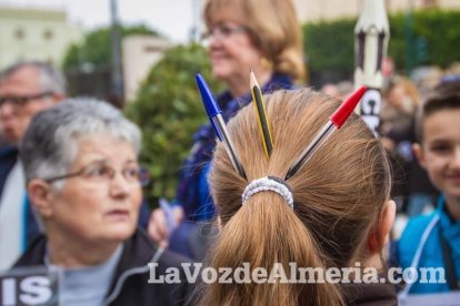 Unas 400 personas se concentran en Los Lápices de la Rambla en apoyo a las víctimas de Charlie Hebdo.