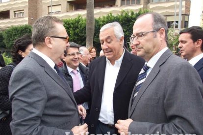 Unas 400 personas se concentran en Los Lápices de la Rambla en apoyo a las víctimas de Charlie Hebdo.