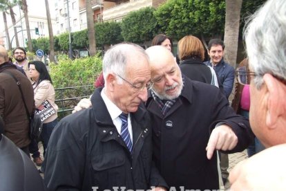 Unas 400 personas se concentran en Los Lápices de la Rambla en apoyo a las víctimas de Charlie Hebdo.